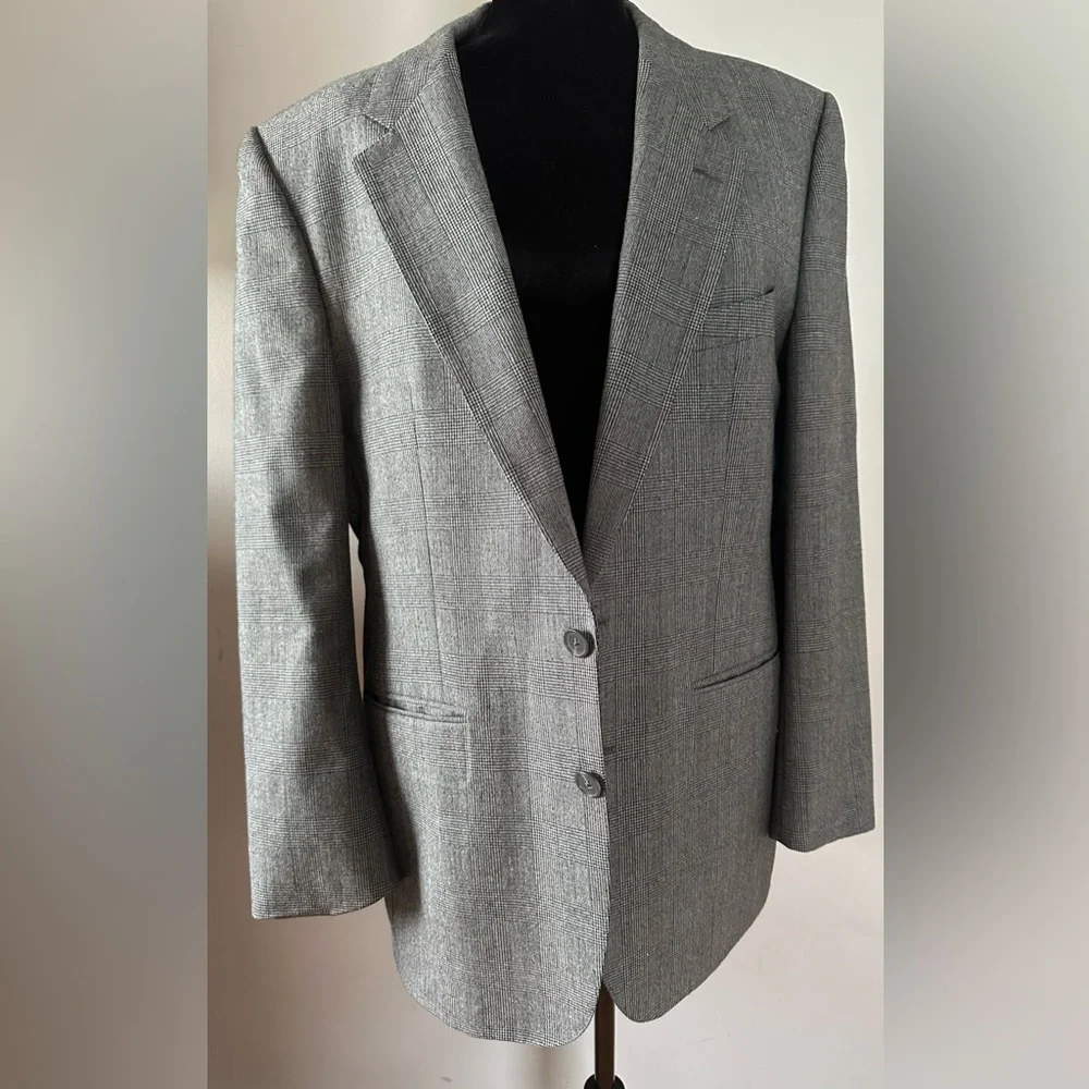 Gray Sport‎ Coat with Notch Lapel and Structured Shoulders